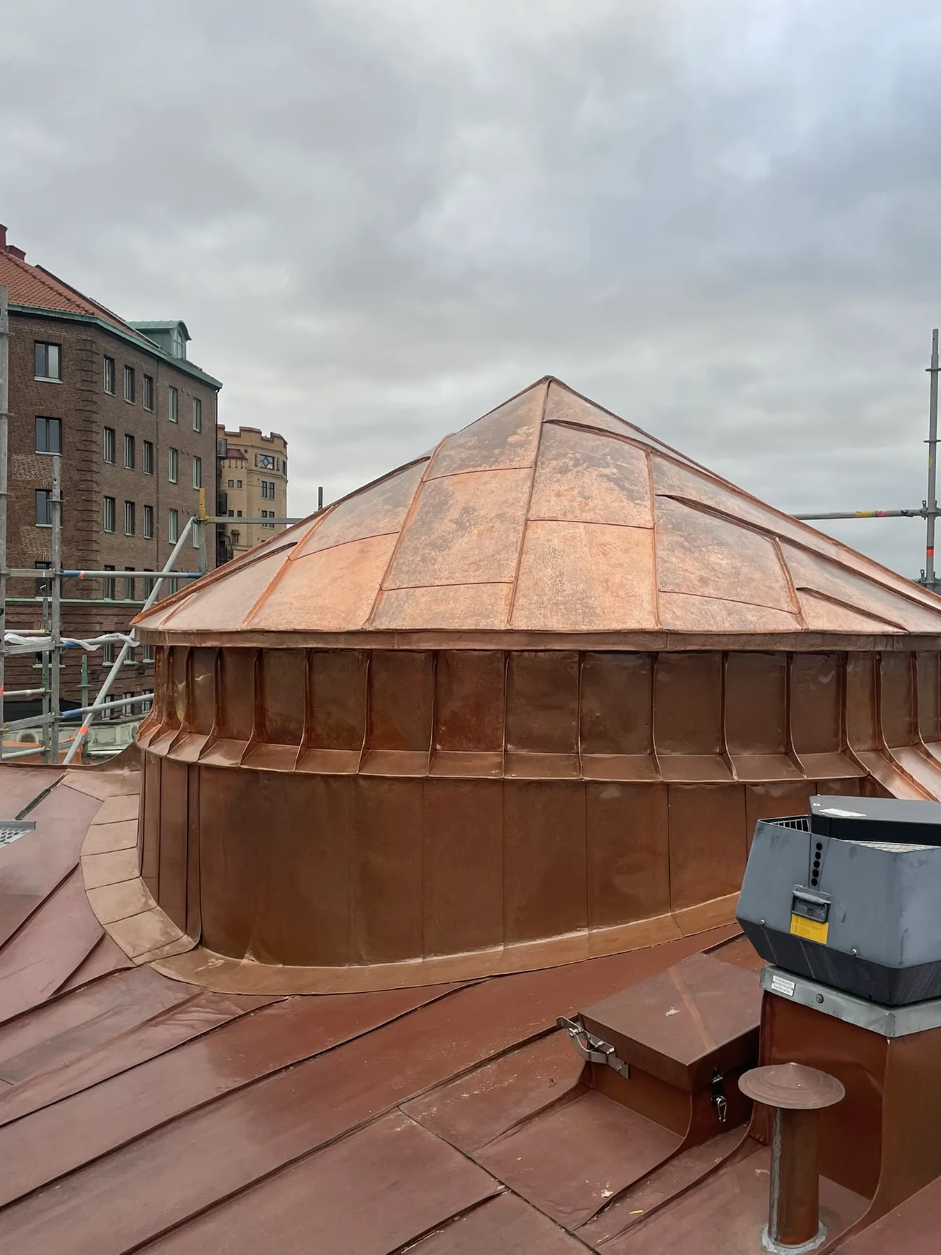 Färdig takkupol täckt med falsad kopparplåt